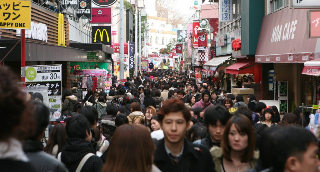 Japón dará dinero a familias para que dejen de vivir en Tokio