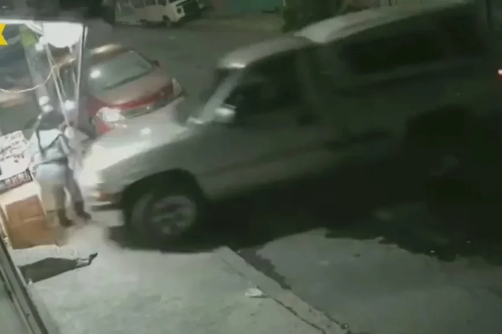 Conductor en Edomex atropella a mujer comerciante y se da a la fuga #VIDEO