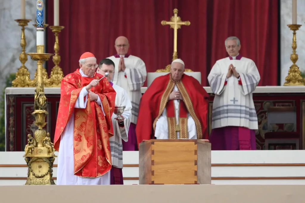 Miles de fieles despiden a Benedicto XVI en funeral celebrado por el papa Francisco