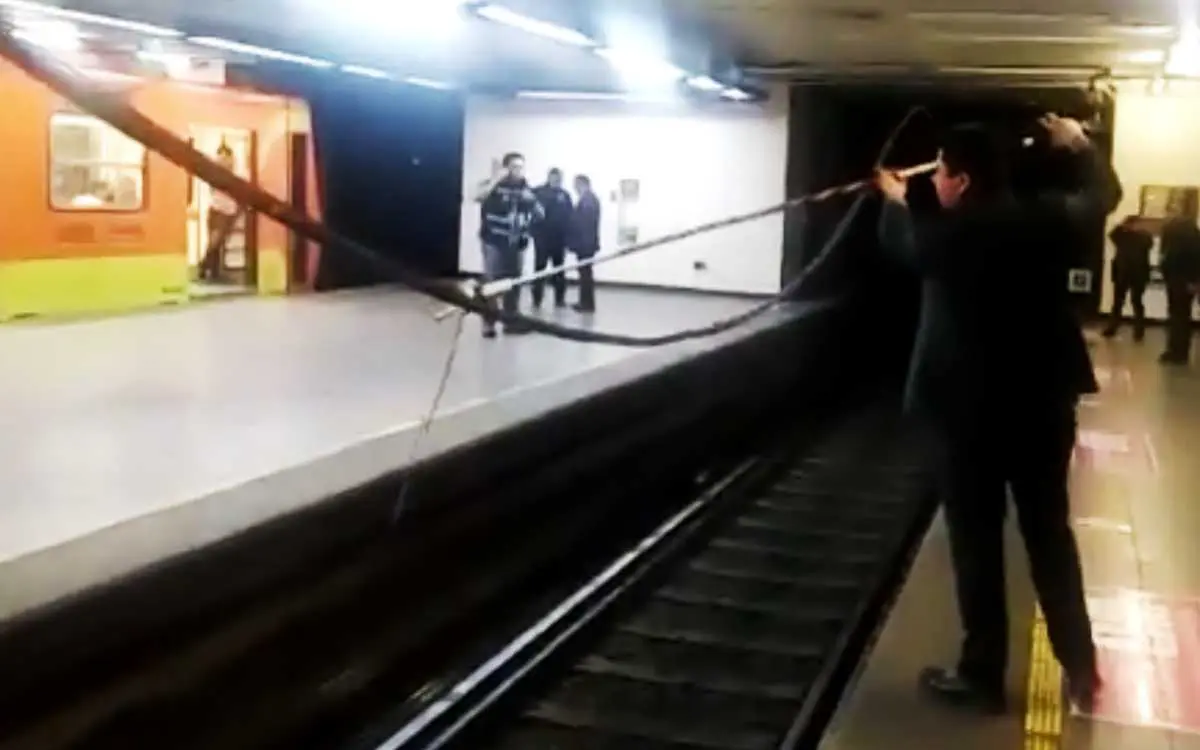 ¡Otra más! Un cable se desprendió en un andén de la Línea 8 del Metro