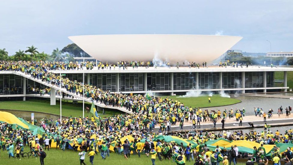 Al menos 300 detenidos tras asalto de bolsonaristas a los tres poderes en Brasil