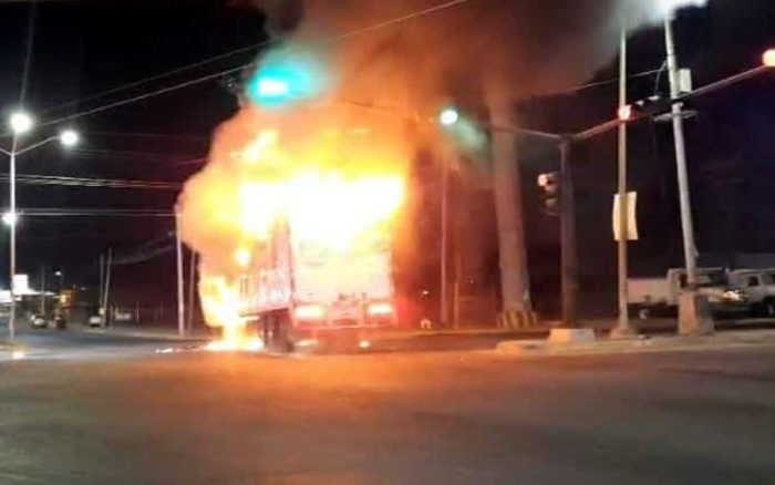 Cierran aeropuertos de Culiacán y Mazatlán tras bloqueos y balaceras