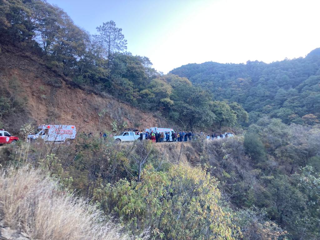 Autobús de banda musical cae a barranco en Oaxaca; habría 3 muerto