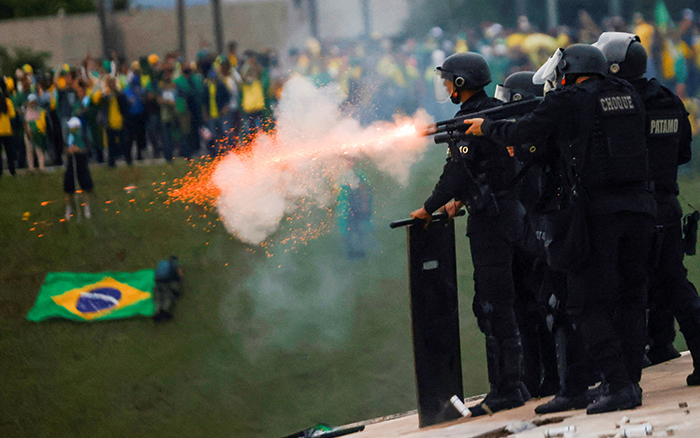 Detienen a al menos mil 200 bolsonaristas en campamento frente al Ejército