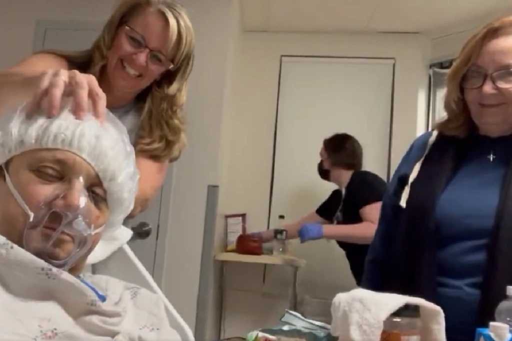 Jeremy Renner aparece en nuevo #VIDEO con su familia desde el hospital