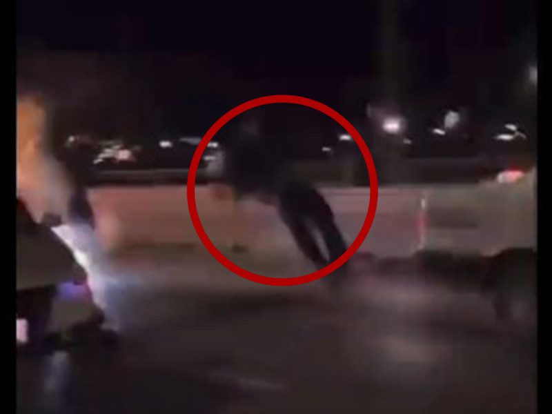 Motociclista choca y sale volando en plena transmisión en vivo, en Coahuila #VIDEO