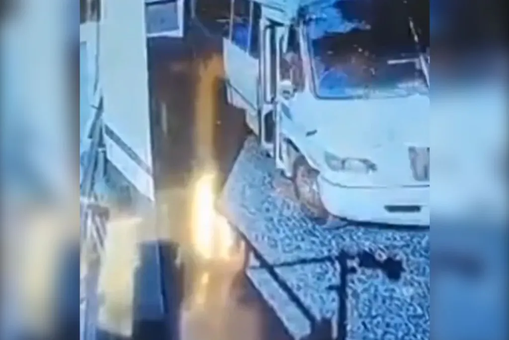 Conductor de autobús en Tepoztlán atropella a indigente y huye #VIDEO