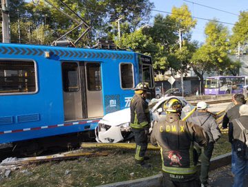 Aparatoso choque en estación de tren ligero luego de que vehículo intentó ganarle el paso
