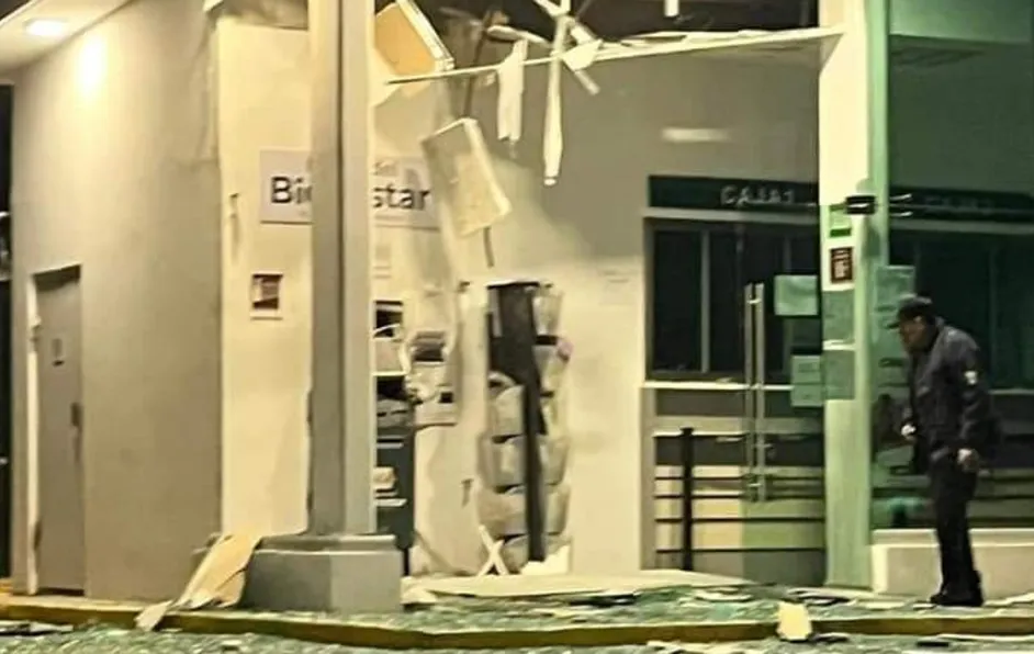 Sin robar dinero, vandalizan con explosivos Banco de Bienestar en Apizaco, Tlaxcala