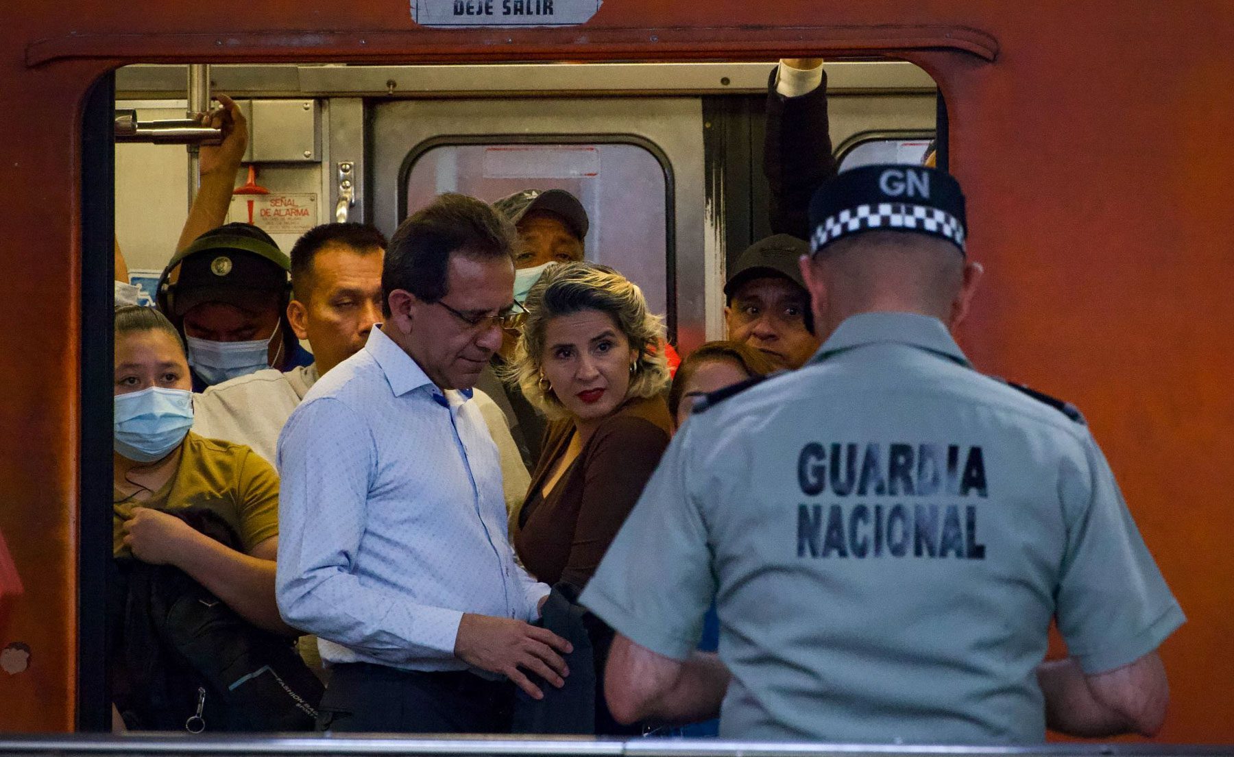 Pareja homosexual denuncia discriminación de Guardia Nacional en el Metro