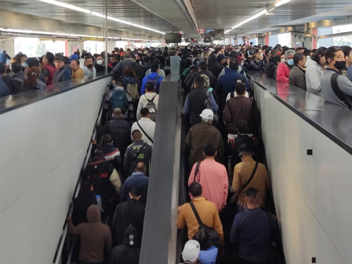 Usuarios desbordan la Línea 9 del Metro; incluyendo pasillos y andenes