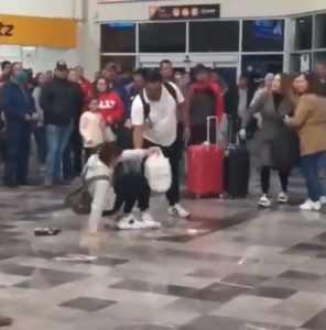 Mujer encuentra a esposo con amante en aeropuerto de Guanajuato #VIDEO