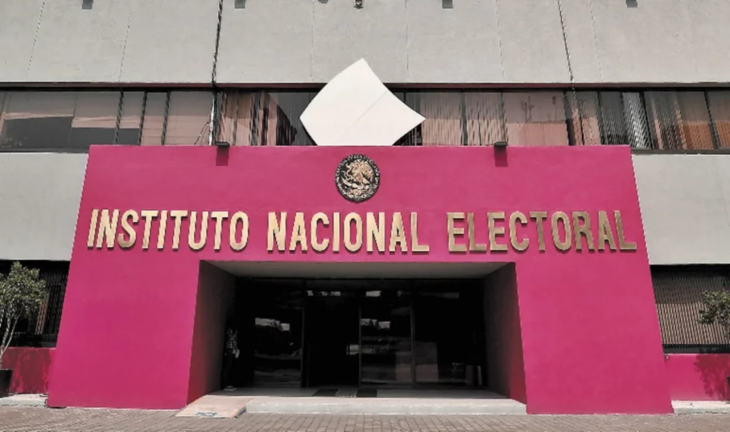 AMLO rechaza que Plan B de Reforma electoral pueda colapsar al INE