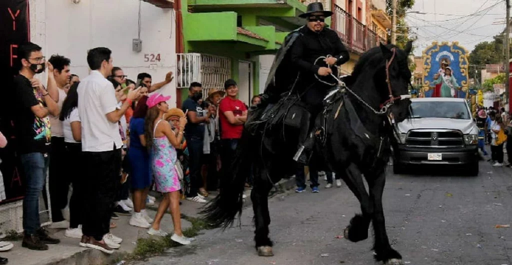 Vestido de "El Zorro", alcalde en Chiapas presume caballo de un millón de pesos