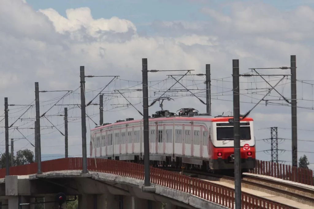 Gobierno expropia terrenos para conectar Tren Suburbano con el AIFA