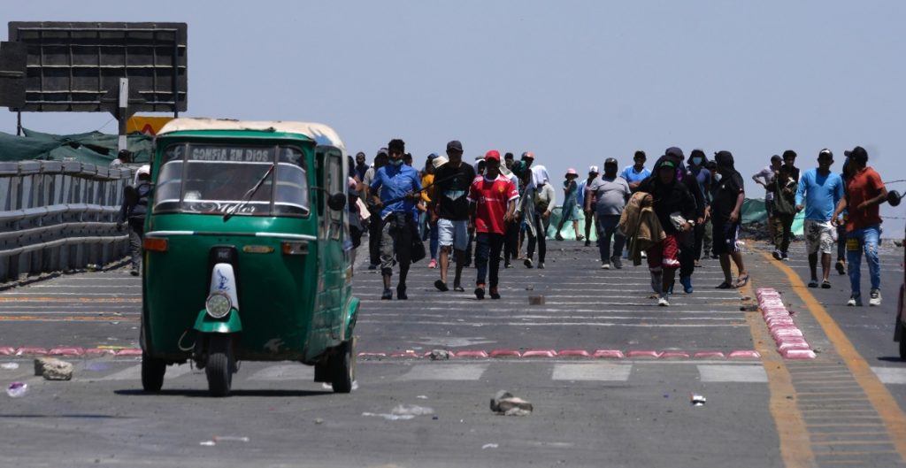 Perú decreta toque de queda en epicentro de violentas protestas