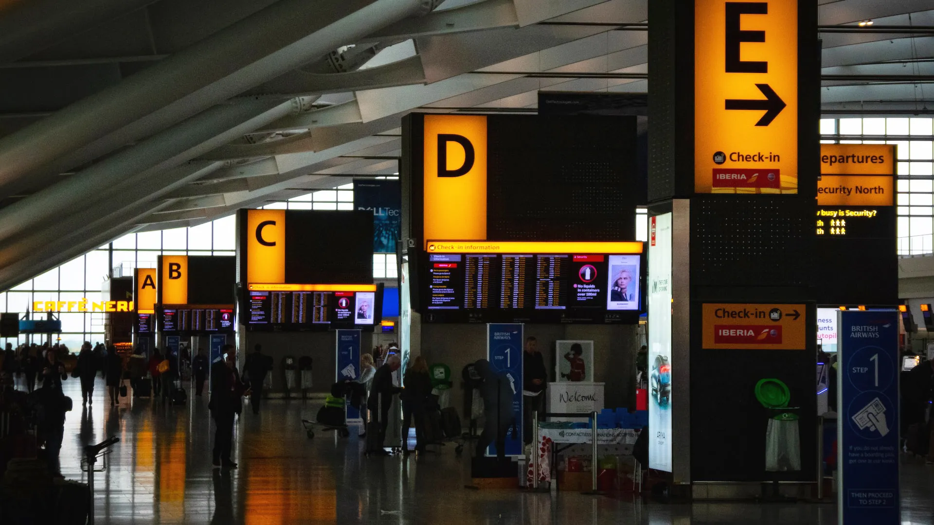 Investigan hallazgo de metal contaminado con uranio en aeropuerto en Londres