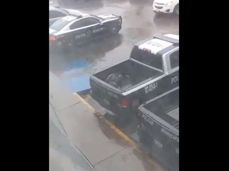 Policías abandonan a detenido en caja de patrulla en plena lluvia #VIDEO
