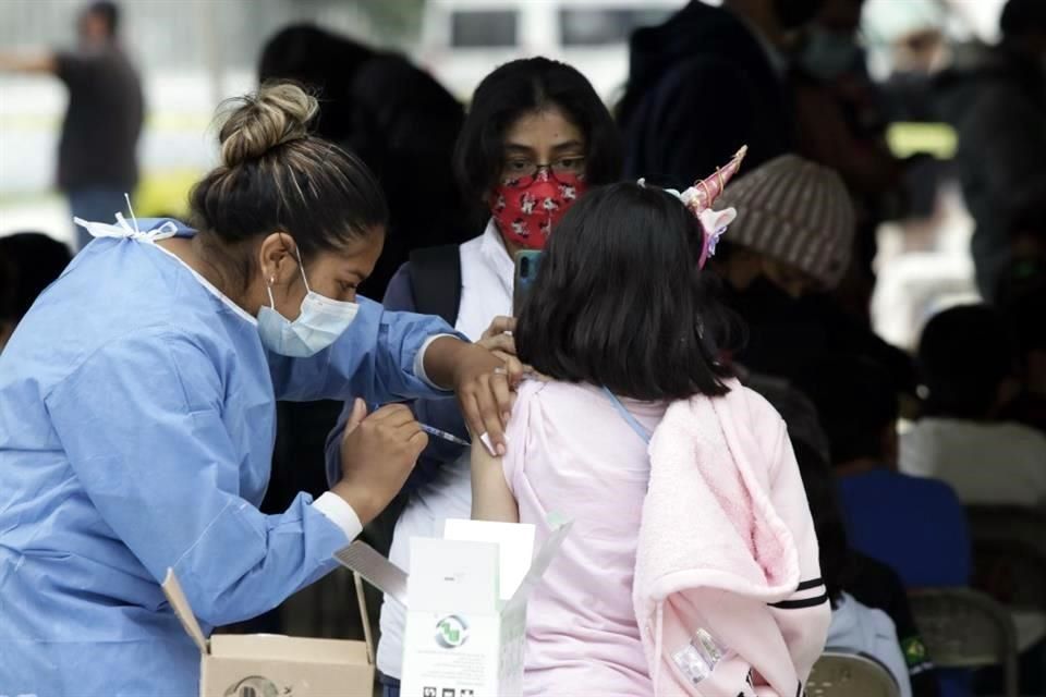 Enfermeras rechazan aplicar vacunas covid a niños en Guerrero por estar caducas