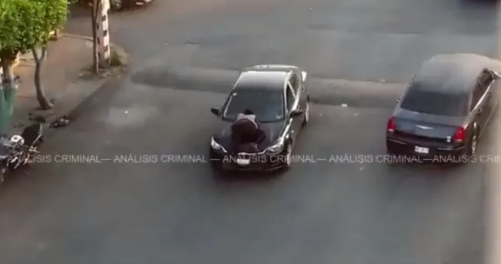 Conductor atropellar a mujer y la arrastra en el cofre por calles de Ecatepec #VIDEOS