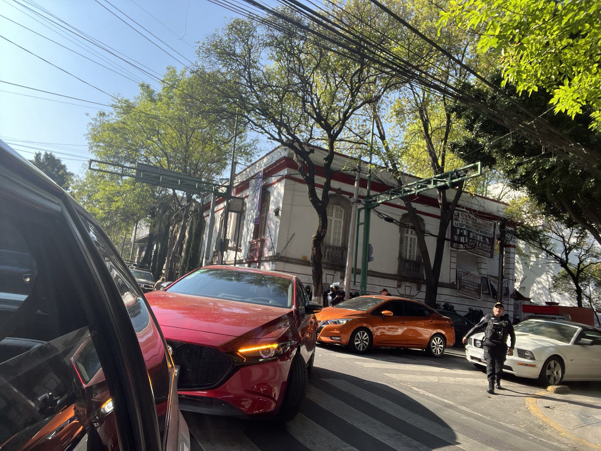 Elementos de la Fiscalía CDMX desalojan inmueble ocupado por militantes de Morena