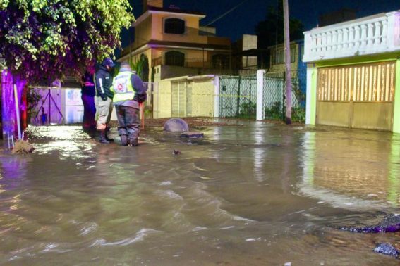 Nueva megafuga de agua en Ecatepec por falla en ducto del Cutzamala
