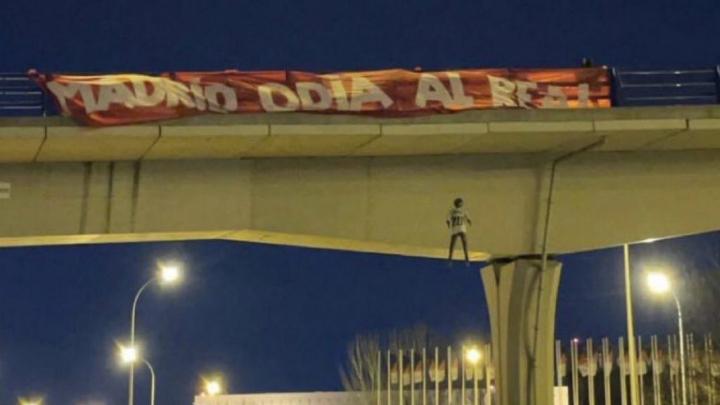 Muñeco de Vinicius Jr aparece colgado de puente en Madrid previo al juego de Copa del Rey