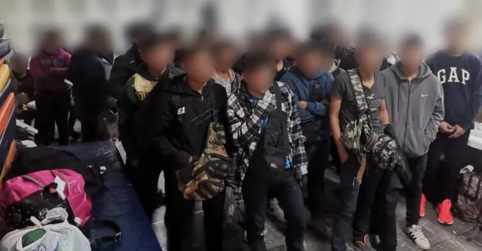 Hallan a 57 migrantes adolescentes hacinados en un camión cerca de la frontera con EU