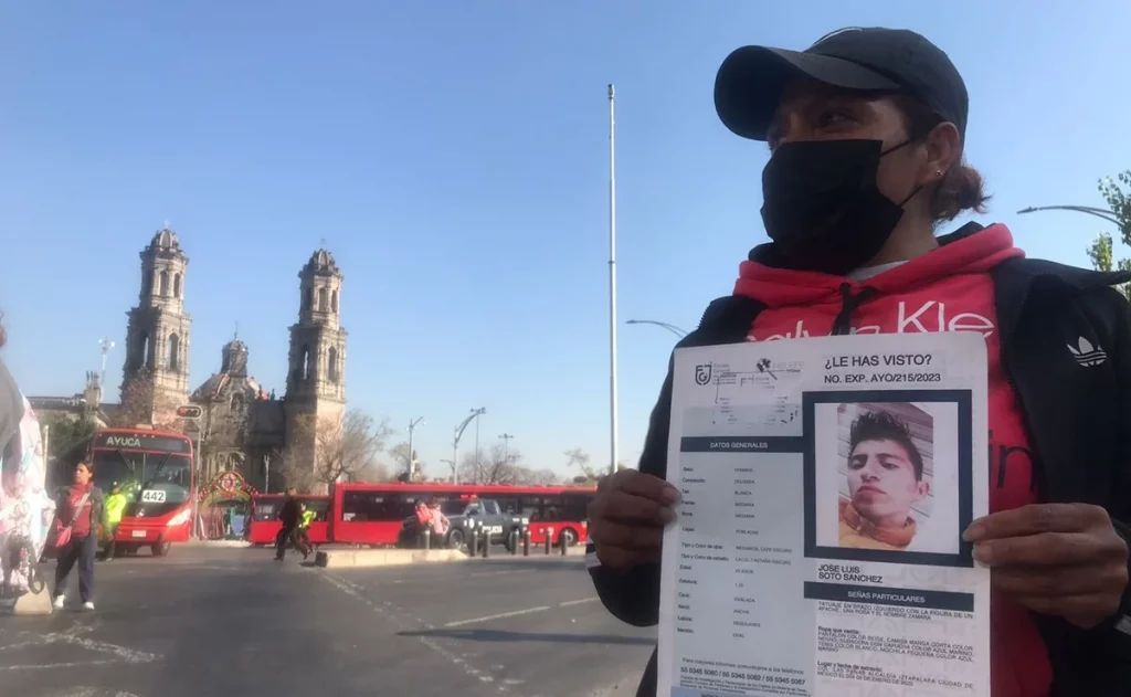 Familiares de joven desaparecido cierran Reforma a la altura del Metro Hidalgo