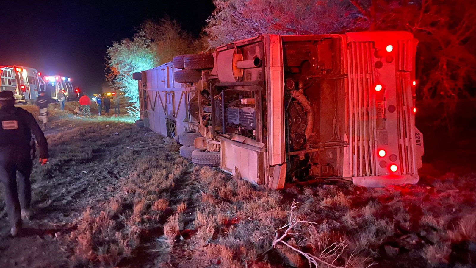 Al menos 6 muertos tras volcadura de autobús en Matehuala-Saltillo