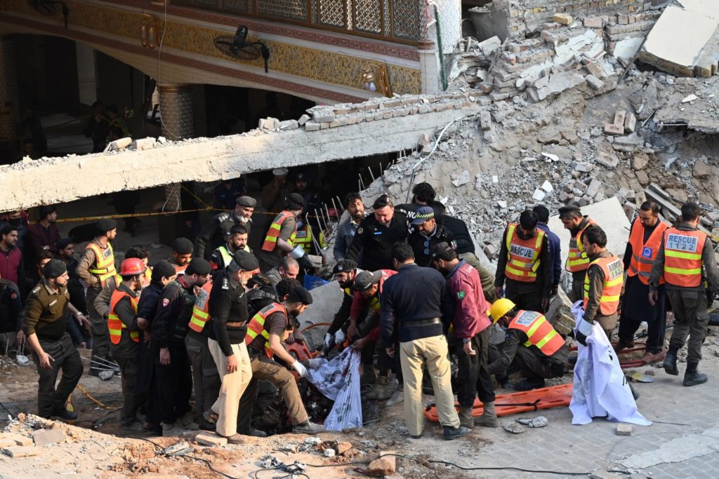 Explosión en una mezquita en Pakistán deja 34 muertos y 150 heridos