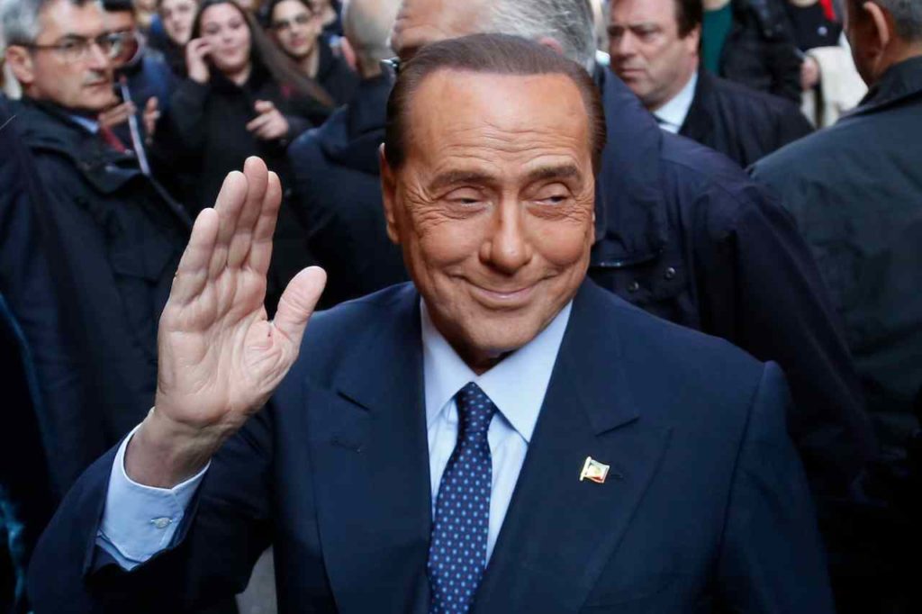Berlusconi insiste en promesa de "autobús de prostitutas" para jugadores de su equipo de fútbol