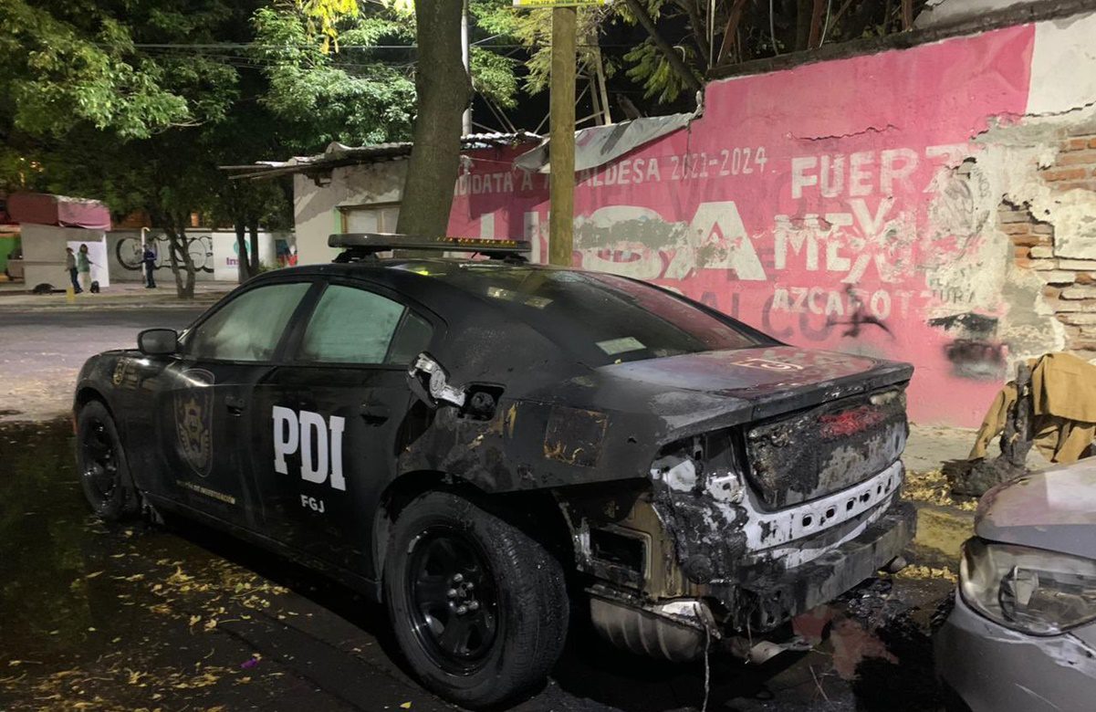 Queman patrulla de policías de Investigación en Azcapotzalco