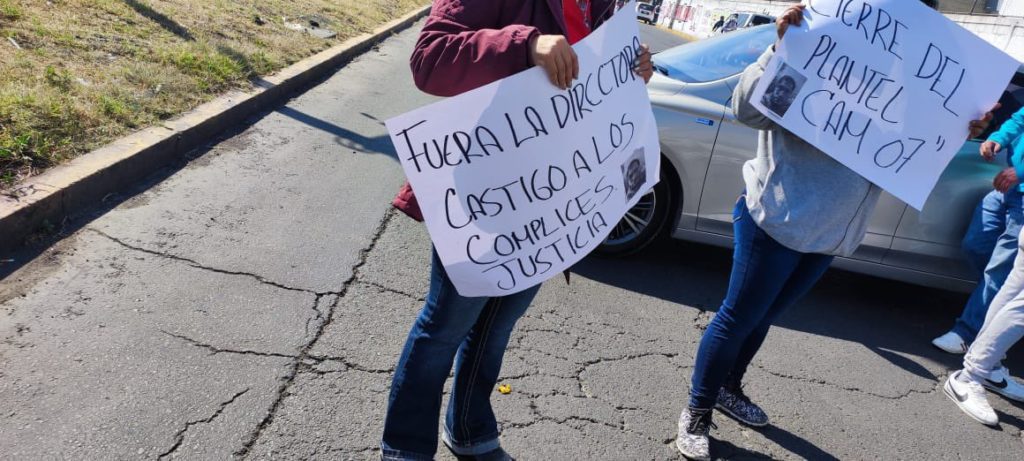 Padres bloquean avenida en Ecatepec en denuncia de abuso sexual en un kínder