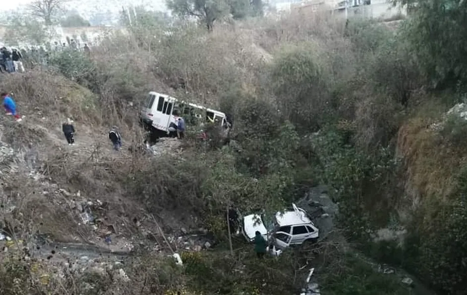 Microbús cae a barranco tras chocar contra dos autos en Naucalpan; habría al menos 3 muertos