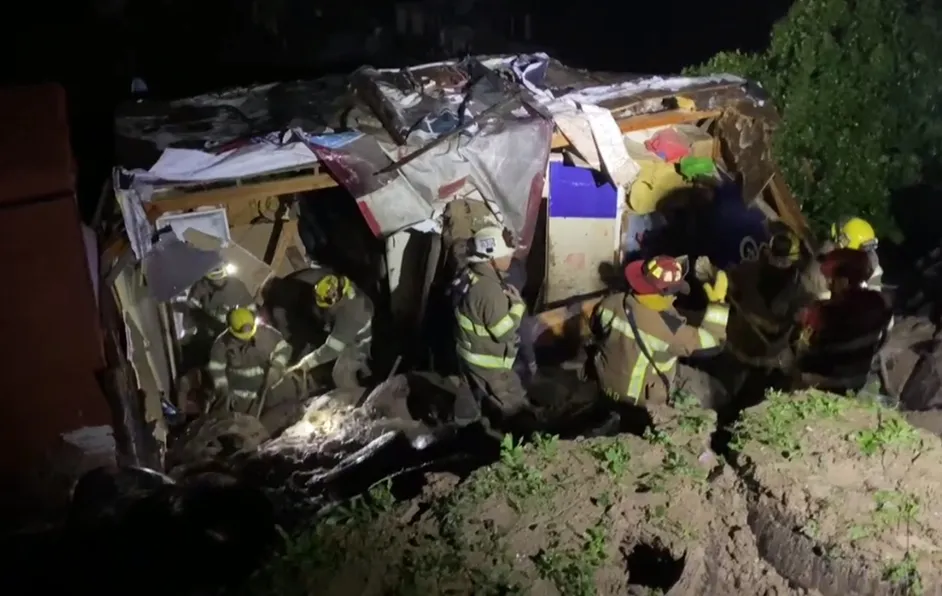 Cerro se deslava sobre casa en Tijuana y deja muertas a dos hermanas menores de edad