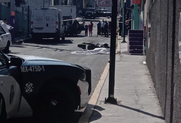 Asesinan a tiros a motociclista en calles de Iztapalapa