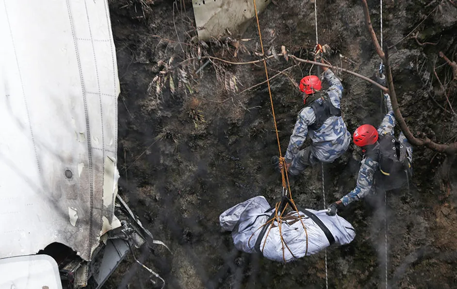 Recuperan cajas negras de avión estrellado en Nepal mientras sigue búsqueda de cuerpos