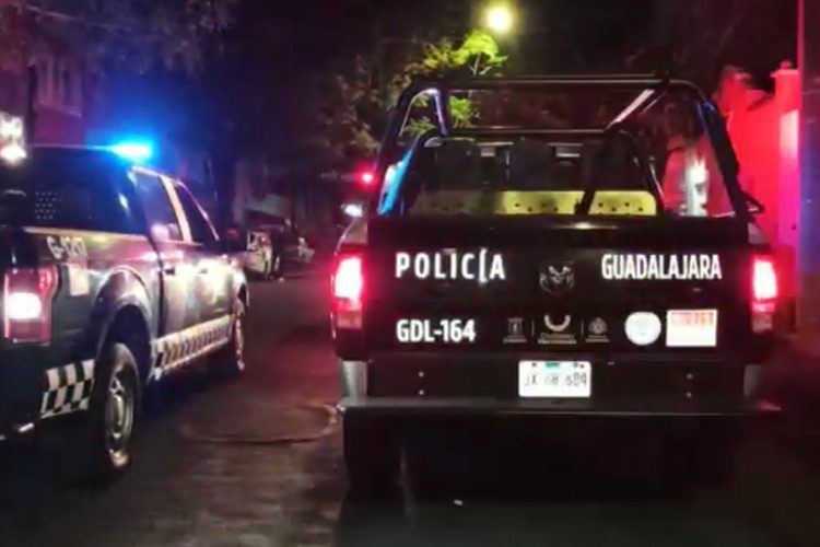 Hombre amaga con apuñalar a su pareja sentimental y amenaza a policías en Guadalajara