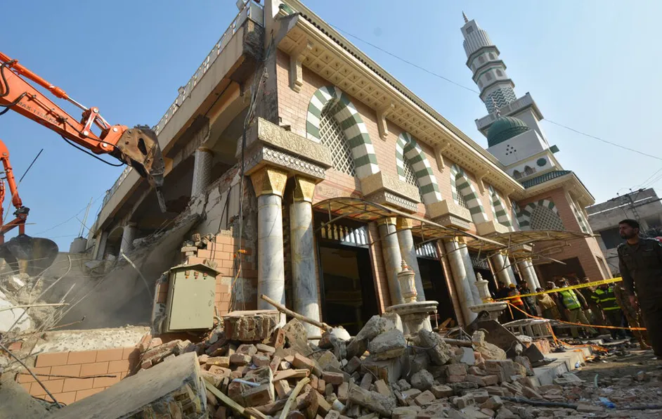 Suben a 100 el número de muertos por atentado suicida en mezquita de Pakistán