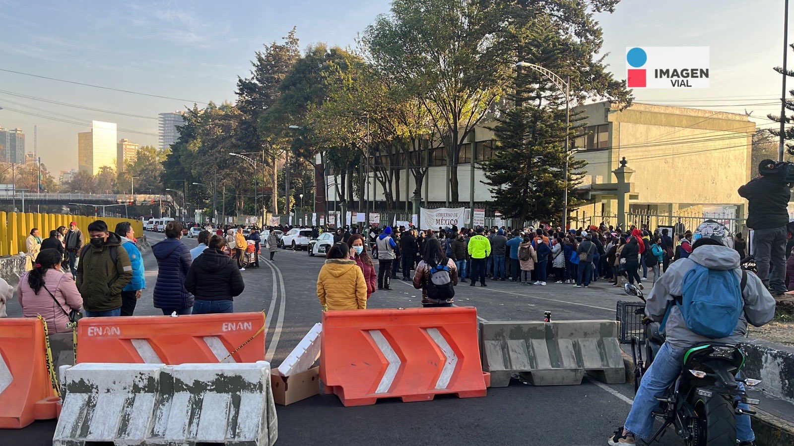 Continúa bloqueo de estudiantes en Calzada Chivatito por becas Benito Juárez