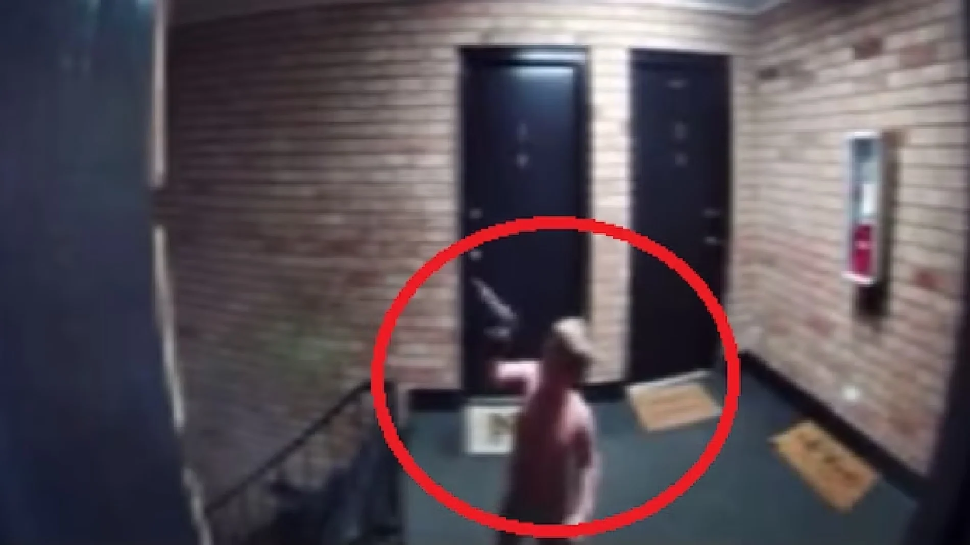 Bebé en pañales es grabado jugando con una pistola en Indiana #VIDEO