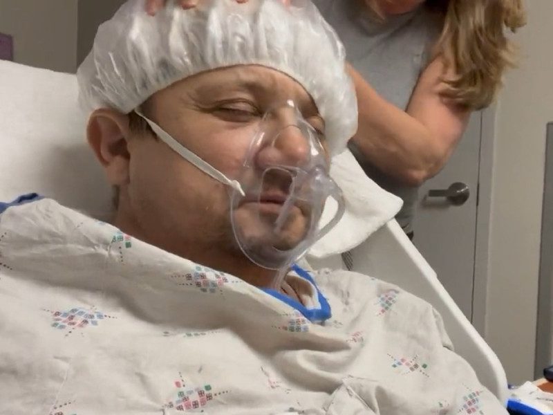 El actor Jeremy Renner abandona el hospital, pero seguirá su recuperación