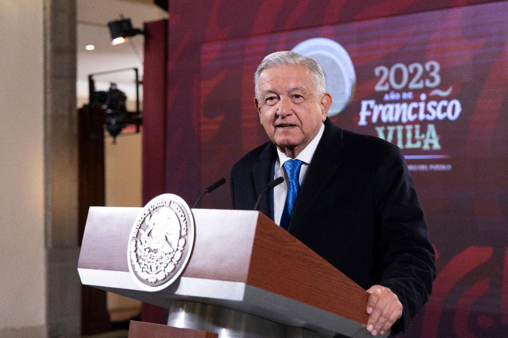AMLO critica "contubernio descarado" de Va por México para repartirse candidaturas