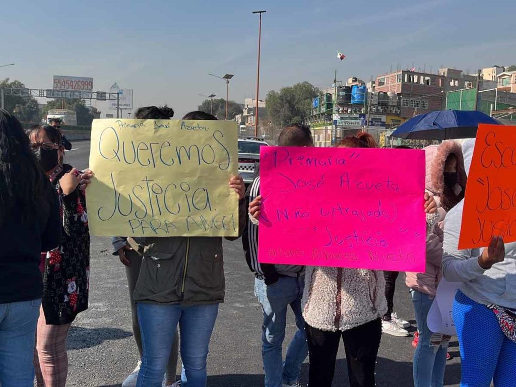 Padres bloquean la México-Pachuca en denuncia de violación a niño de primaria