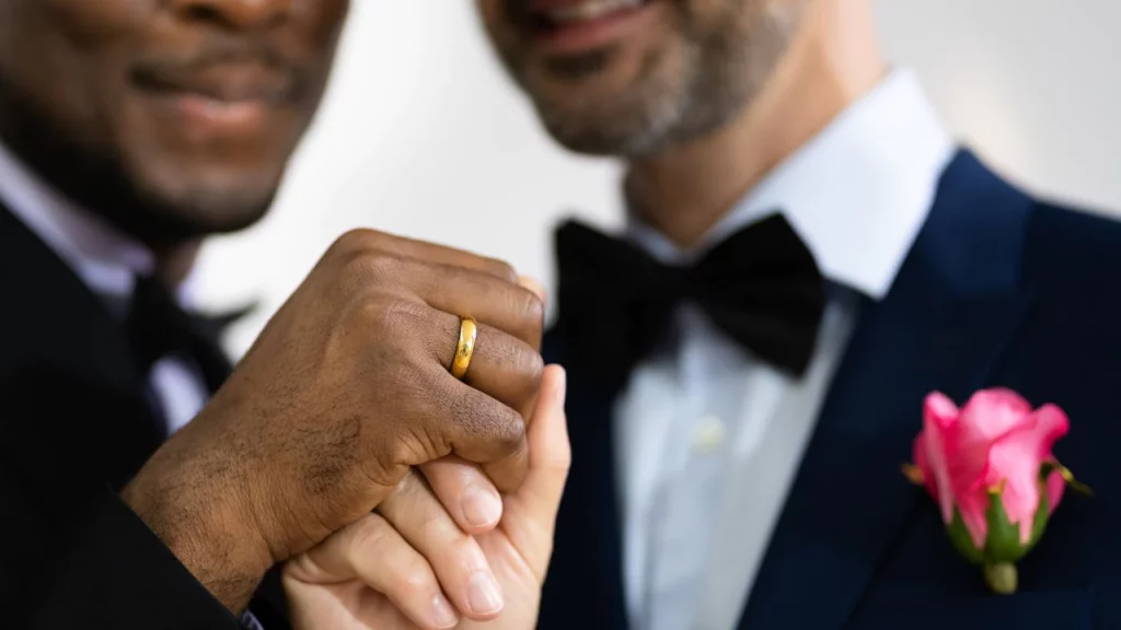 Iglesia de Inglaterra acepta bendecir a parejas homosexuales, pero no casarlas