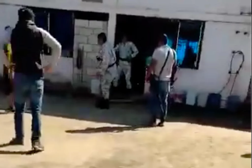 Civiles armados agreden y desalojan a elementos de la GN en Comalapa, Chiapas #VIDEO