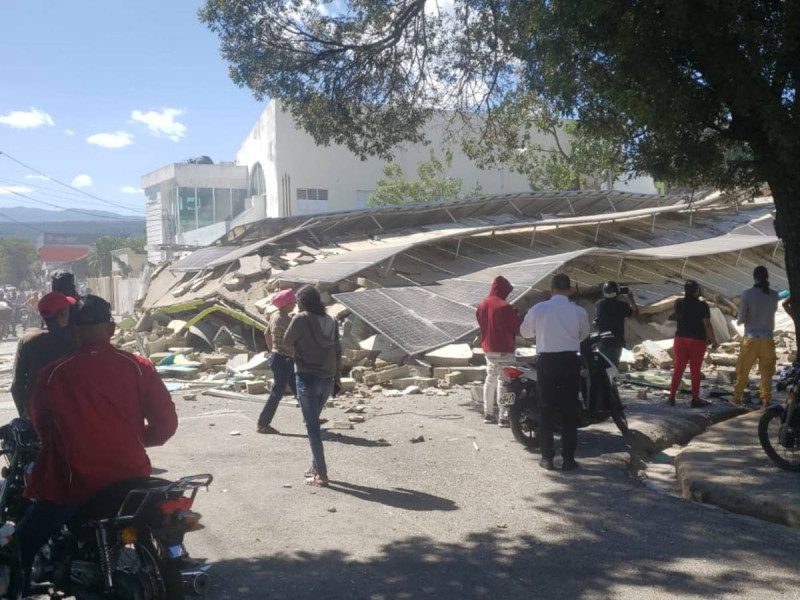 Empleados quedan atrapados tras derrumbe de edificio en República Dominicana #VIDEOS
