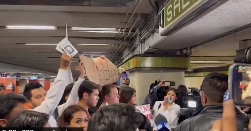 Protestan en estación Centro Médico contra la presencia de la Guardia Nacional en el Metro