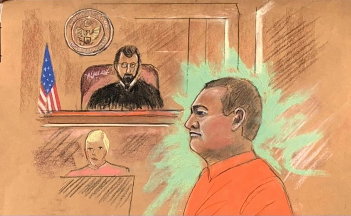 Con pelo cano y semblante serio, comparece García Luna en inicio de juicio en EU